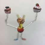 Gestaltung einer Mixed-Media-Figur, die als Helfer unliebsame Aufgaben übernimmt (Collagetechnik und zeichnerische Ergänzung, Klasse 7c) 2020 (13)