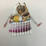 Gestaltung einer Mixed-Media-Figur, die als Helfer unliebsame Aufgaben übernimmt (Collagetechnik und zeichnerische Ergänzung, Klasse 7c) 2020 (21)