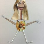 Gestaltung einer Mixed-Media-Figur, die als Helfer unliebsame Aufgaben übernimmt (Collagetechnik und zeichnerische Ergänzung, Klasse 7c) 2020 (4)